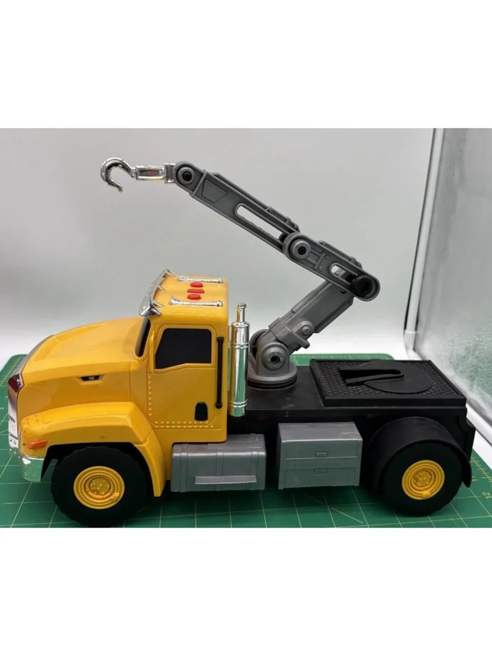 CAT Caterpillar  Plastic Tow Truck Lights Sounds Toy State WORKS